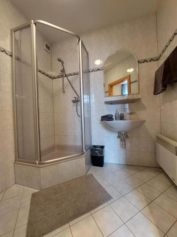 3 Raben - Leoben - Zimmer für Geschäftsreisende, Urlauber, Monteure und Handwerker Exterior foto